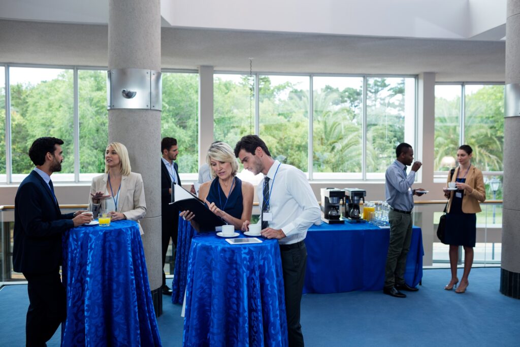 Profesionales durante el coffee break de un evento de empresa