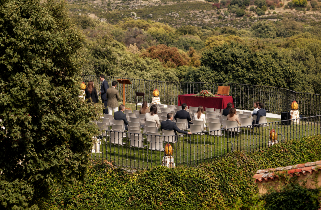 Grupo de profesionales en una sesión al aire libre con vistas al paisaje