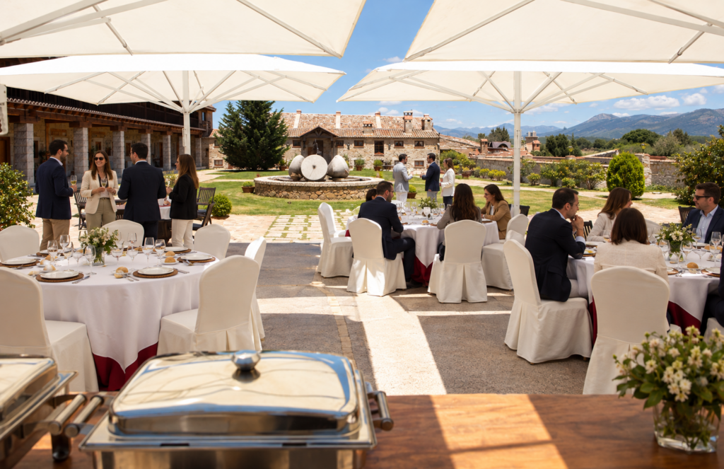 Profesionales haciendo una pausa para comer en una terraza exterior durante una jornada de trabajo