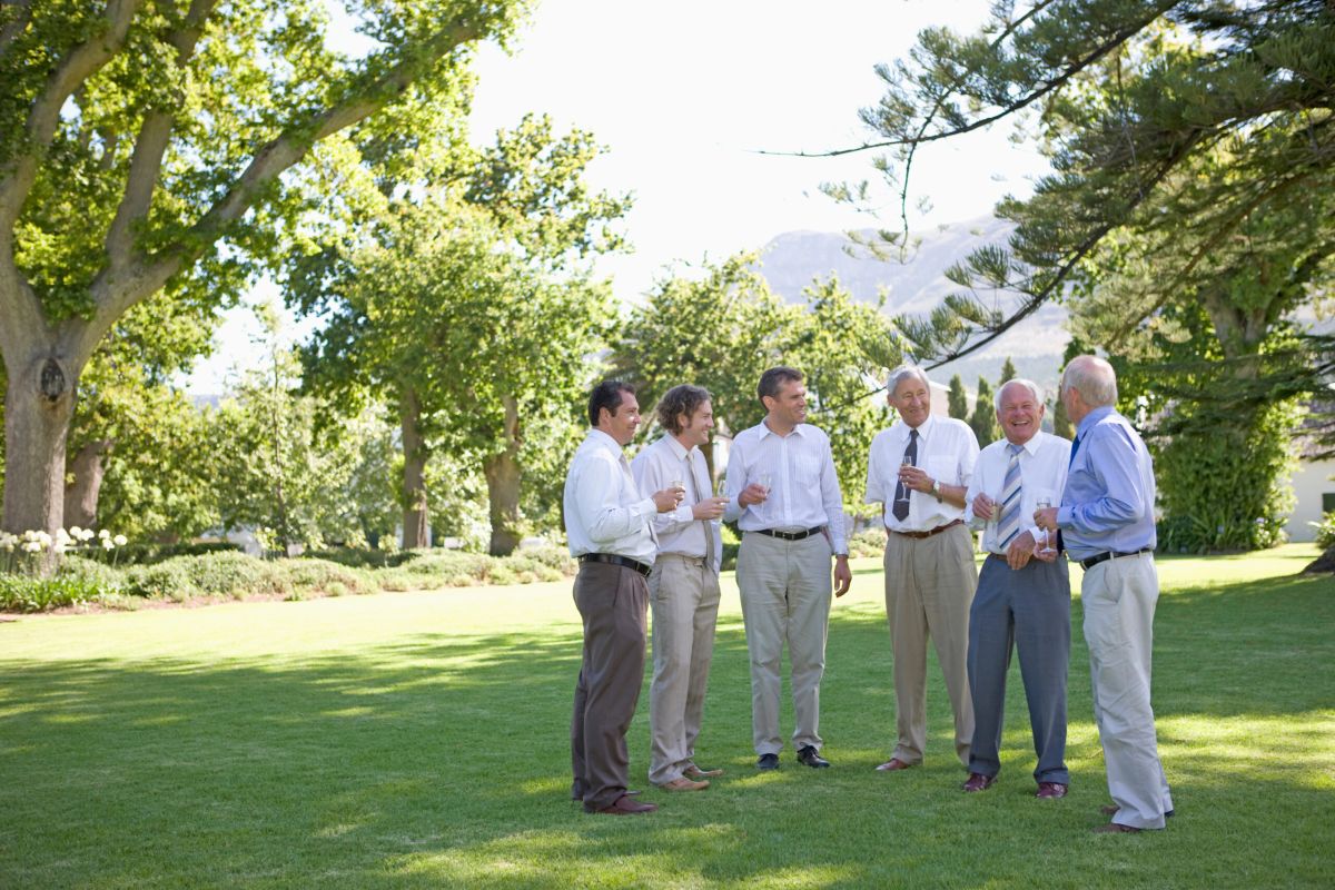 Directivos reunidos en un entorno natural durante una jornada corporativa fuera de la oficina